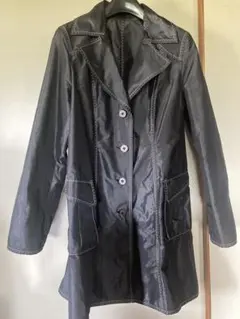 ワールド　黒のトレンチコート風　スプリングコート　光沢　ステッチ　美品
