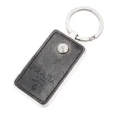 PRADA プレート型　キーホルダー　ブラック　レザー　シルバー　チャーム