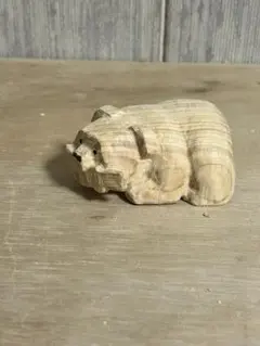 木彫りの鮭を咥えた伏せクマのサムネイル