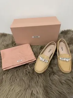 Miu Miu ビジュー付きエナメルローファー ベージュ　37.5のサムネイル