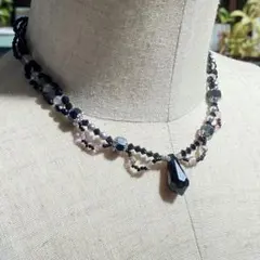 黒のビーズチョーカー ペンダント付き