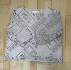 試着のみ‼️　ビアズリー　花柄　刺繍デザイン　ネイビー系　トップス 試着のみ‼️ ビアズリー 花柄 刺繍デザイン ネイビー系 トップス