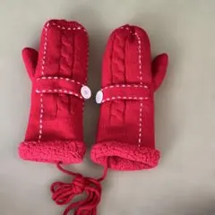 赤いケーブル編みミトン