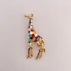 マルチカラーのキリンブローチ❣️ブローチ カラフル ワンポイント 北欧 動物