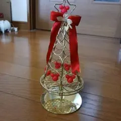ディズニーランド　クリスマスツリー 金色 赤いボールとリボン付きのサムネイル