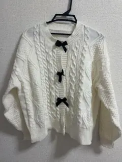 ホワイト ケーブルニットセーター リボン付き L