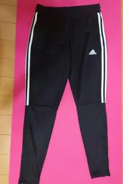 adidas ピンクTシャツとブラックジャージパンツ セット