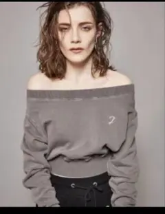 グレー クロップドスウェット Jロゴ