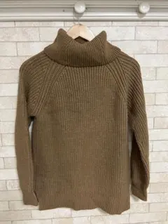 LOWRYS FARM ブラウンのタートルネックニット