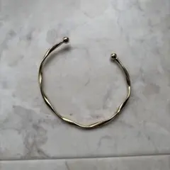 ゴールド ツイストデザイン バングル