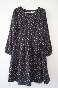 花柄ワンピース　黒ワンピ
