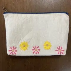 花柄の刺繍入りポーチ