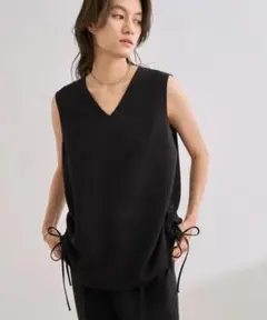 ROPÉ バックサテンドロストVネックブラウス