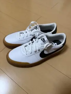 NIKE スニーカー ホワイト ブラック ガムソールのサムネイル