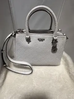 希少‼️GUESS ゲス ミニハンドバッグ スタッズ モノグラム 白 2026年 