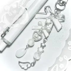 ビーズキーホルダー(ひとつぶ涙とゆらゆらチャーム・白)