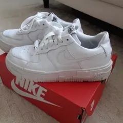 Nike Air Force 1 厚底ホワイト スニーカー