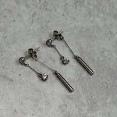 シルバー 揺れるロングピアス ラインストーン＆バーチャーム