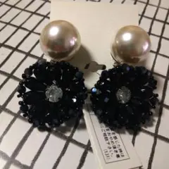 黒のフラワーデザインイヤリング