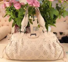 【S・フェラガモ】大人美しいライトアイボリーレザー素材刺繍２アームハンドルBAG