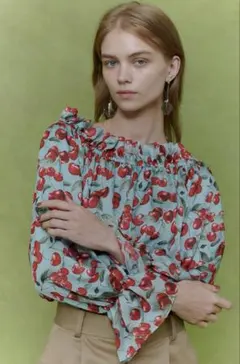 新品【LOULOU WILLOUGHBY】 チェリープ リントオフショルブラウスのサムネイル
