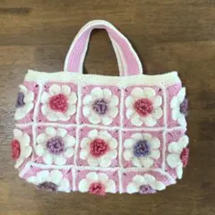 グラニースクエア　花モチーフつなぎのニットバッグ