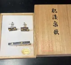 肥後象嵌 カフス・タイピン・ペンダント 3点セット 菖蒲柄 伝統工芸 箱付き 肥後象嵌 カフス・タイピン・ペンダント 3点セット 菖蒲柄 伝統工芸 箱