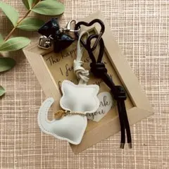 じゃらじゃらキーホルダー　ネコ　リボン　白黒　バッグチャーム　キーホルダー　レザ