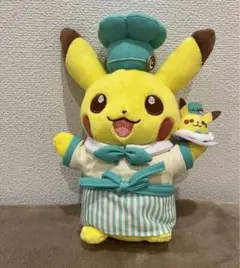 ポケモンカフェ　ピカチュウ　ぬいぐるみ　グリーン　緑　コック　シェフ　ポケモン
