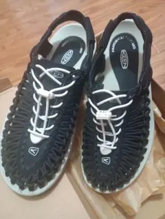 KEEN UNEEK サンダル BLACK/SILVER BIRCH US7