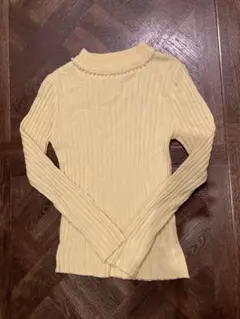 ミスティウーマン　パール付き　タートルネック　リブ編みニット　レモンイエロー