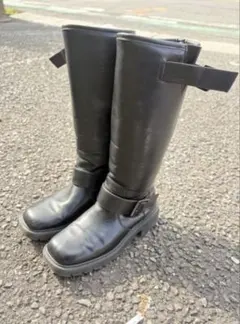 バックル付きブラックロングブーツ