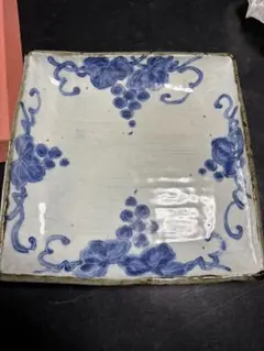 ぱ*ん様 青いブドウ模様の四角い皿