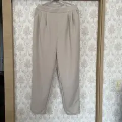 フェリシモ　グレージュ タックテーパードパンツ　速乾　国産　Lサイズ