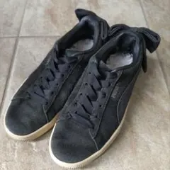Puma ブラック スエード スニーカー リボン付き