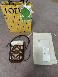 LOEWE アナグラム カットアウト ポケット ショルダー　ブラウンのサムネイル
