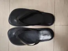 AURALEE ブラック レザートングサンダル 8 1/2 LEATHER TONG SANDALS - AURALEE Official Website