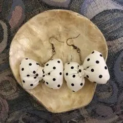 水玉模様リボン型ピアス