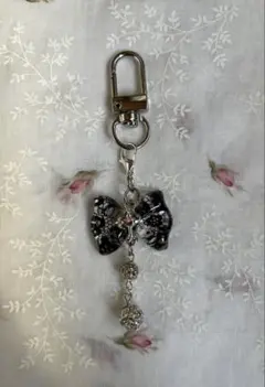 蝶デザインのチャーム 黒と銀色