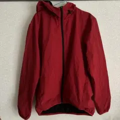 GU・赤いマウンテンパーカー フード付き