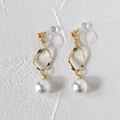 ツイストフープとパールのノンホールピアス