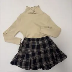 ベージュタートルネックとプティマインチェックスカート
