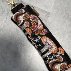リスと蝶の刺繍ストラップ