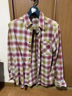 赤と黄色のチェックネルシャツ