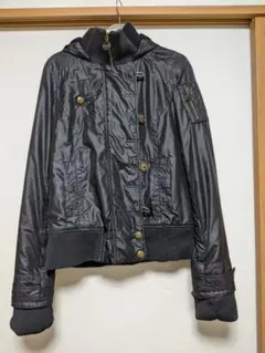 フェミニンにまとまる♪モコモコフード付き黒ジャンパー