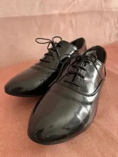 黒の光沢レースアップシューズ