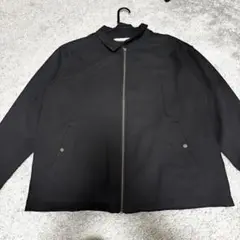 黒いジッパー付きジャケット　ブラックアウター　軽く着るのに最適　ブラックブルゾン