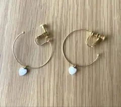 ハート型チャーム付きゴールドフープイヤリング