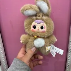 ウサギコスチュームのぬいぐるみ