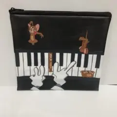 トムとジェリー フラットポーチ　ピアノ柄　ブラック　ビニールポーチ